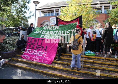 Lecture, UK, 20e Sep 2019, les militants de la grève et de militants sont descendus dans la rue dans la lecture pour mettre en évidence les dangers du changement climatique. Credit : Uwe Deffner / Alamy Live News Banque D'Images