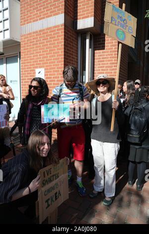 Lecture, UK, 20e Sep 2019, les militants de la grève et de militants sont descendus dans la rue dans la lecture pour mettre en évidence les dangers du changement climatique. Credit : Uwe Deffner / Alamy Live News Banque D'Images