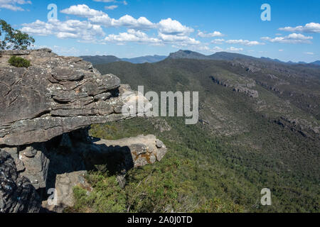 Les formations de roche connue sous le nom de balcons au Reed Lookout dans la région des Grampians de Victoria, Australie. Banque D'Images