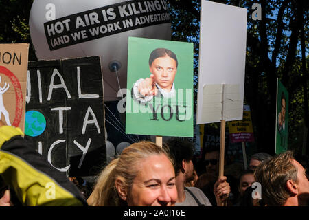 Millbank, Londres, Royaume-Uni. 20 septembre 2019. Les élèves et l'école les enfants prenant part à la grève à l'échelle mondiale pour le changement climatique dans le centre de Londres. Crédit : Matthieu Chattle/Alamy Live News Banque D'Images