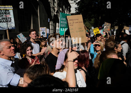 Millbank, Londres, Royaume-Uni. 20 septembre 2019. Les élèves et l'école les enfants prenant part à la grève à l'échelle mondiale pour le changement climatique dans le centre de Londres. Crédit : Matthieu Chattle/Alamy Live News Banque D'Images