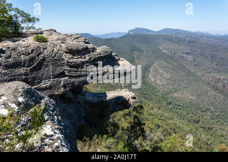 Les formations de roche connue sous le nom de balcons au Reed Lookout dans la région des Grampians de Victoria, Australie Banque D'Images