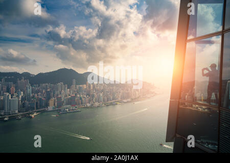 Les touristes bénéficiant d'une vue sur la ville de Hong Kong du ciel 100 plate-forme d'observation dans la région de West Kowloon à Hong Kong. Le tourisme asiatique, ville moderne, de la vie ou de l'entreprise fi Banque D'Images