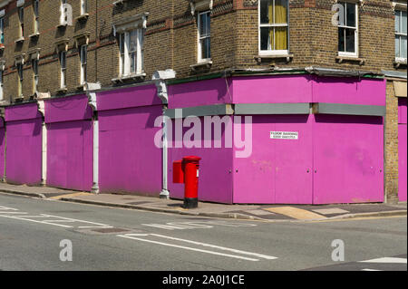 Magasins barricadés, Manor Road, London SE17, la Grande-Bretagne Banque D'Images