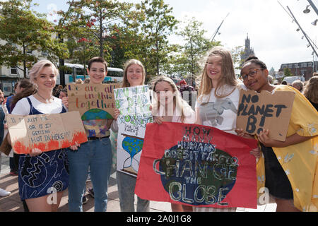 Cork, Irlande. 20 Septembre, 2019.Iona Lynch, Aoife Brown, Kasia Welch, Aoife O'Brien Elspeth, Fitzgearld grils et Jessica Nwankwo qui ont pris part à la 20ème Grève du climat mondial qui s'est tenue en Irlande. - Crédit David Creedon / Alamy Live News Banque D'Images