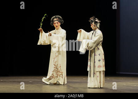 La Haye, Pays-Bas. 19 Sep, 2019. Les artistes de l'opéra Kunqu chinois chef-d 'Le Pavillon aux pivoines" (édition jeunesse) au théâtre Zuiderstrand à La Haye, aux Pays-Bas, le 19 septembre 2019. Une performance de "Le Pavillon aux pivoines", un chef d'opéra Kunqu antique de la Chine, a été présenté par le Théâtre de l'opéra Kunqu de Suzhou dans la Haye le jeudi. Source : Xinhua/Alamy Live News Banque D'Images