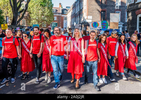 Londres, Royaume-Uni. Sep 20, 2019. Greenpeace repriese leurs robes rouges - une grève générale pour la Justice Climatique, assisté par les enfants de l'école, élèves et adultes, est organisé par l'extinction de la rébellion, de Greenpeace, de sauver la Terre et d'autres groupes militant pour l'environnement. Ils sont une nouvelle fois en lumière l'urgence climatique, avec le temps presse pour sauver la planète d'une catastrophe climatique. Cela fait partie de l'ER et d'autres manifestations pour exiger des mesures par le gouvernement britannique sur la 'crise climatique'. L'action fait partie d'une protestation coordonnée. Crédit : Guy Bell/Alamy Live News Banque D'Images