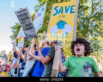 Londres, Royaume-Uni. Sep 20, 2019. Une grève générale pour la Justice Climatique, assisté par les enfants de l'école, élèves et adultes, est organisé par l'extinction de la rébellion, de Greenpeace, de sauver la Terre et d'autres groupes militant pour l'environnement. Ils sont une nouvelle fois en lumière l'urgence climatique, avec le temps presse pour sauver la planète d'une catastrophe climatique. Cela fait partie de l'ER et d'autres manifestations pour exiger des mesures par le gouvernement britannique sur la 'crise climatique'. L'action fait partie d'une protestation coordonnée. Crédit : Guy Bell/Alamy Live News Banque D'Images