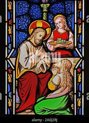 Jésus dans la maison de Simon le pharisien. Détail de la fenêtre du Nord, de l'église de Saint James, Staveley, Parc National de Lake District, Cumbria, Angleterre. Banque D'Images