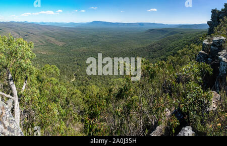 Vue sur la vallée et le lac Victoria de Wartook Reed Lookout dans la région des Grampians de Victoria, Australie. Banque D'Images