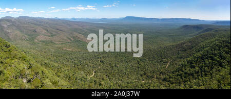 Vue sur la vallée et le lac Victoria de Wartook Reed Lookout dans la région des Grampians de Victoria, Australie. Banque D'Images