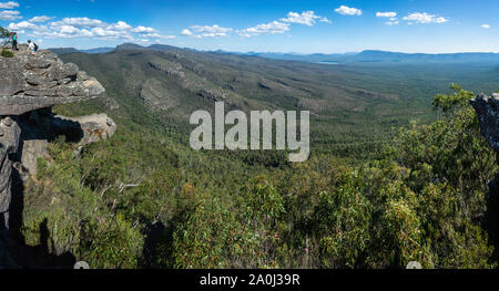 Les formations de roche connue sous le nom de balcons au Reed Lookout dans la région des Grampians de Victoria, en Australie, avec des chiffres de population. Banque D'Images