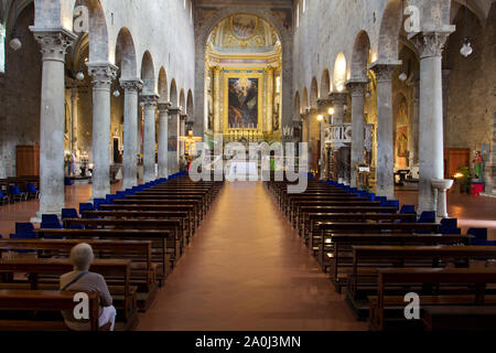 Intérieur de la cathédrale romane de San Zeno (Pistoia, Italie) Banque D'Images