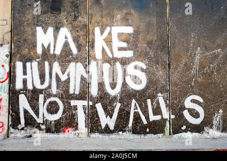 La Palestine, Cisjordanie, Bethléem. 'Faire de l'hoummos pas des murs' graffiti en artiste de rue Banksy sur une partie de la barrière de Cisjordanie Israël mur. Banque D'Images