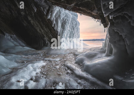 Grotte de glace au coucher du soleil dans le lac Baïkal. Banque D'Images