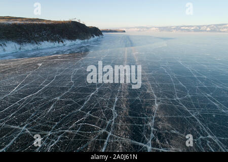 Route de glace en vue aérienne du lac Baikal Banque D'Images