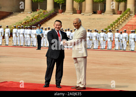 New Delhi, Inde. Sep 20, 2019. Le Président indien Ram Nath Kovind (R), serre la main avec la visite du Président mongol Khaltmaa Battulga pendant une cérémonie de réception à l'Indien palais présidentiel à New Delhi, Inde, le 20 septembre 2019. Battulga est sur cinq jours de visite d'Etat en Inde du 19 septembre au 23. Source : Xinhua/Alamy Live News Banque D'Images