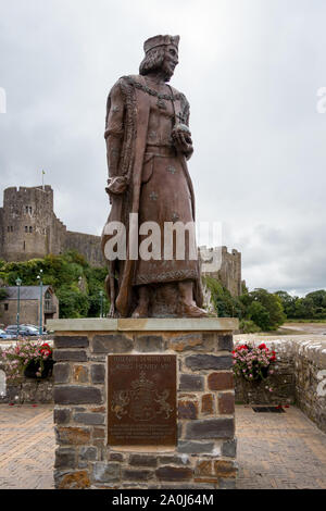 PEMBROKE, PEMBROKESHIRE/UK - Septembre 15 : Statue de Henry VII à l'extérieur du château de Pembroke, Pembrokeshire, le 15 septembre 2019 Banque D'Images