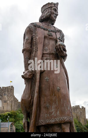 PEMBROKE, PEMBROKESHIRE/UK - Septembre 15 : Statue de Henry VII à l'extérieur du château de Pembroke, Pembrokeshire, le 15 septembre 2019 Banque D'Images