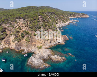 Prise de vue au grand angle de Palamos Cove dans la mer Méditerranée. Banque D'Images