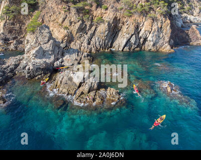 Un groupe d'amis qui jouent et le kayak dans une crique méditerranéenne. Banque D'Images