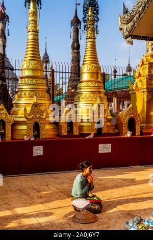 Une femme priant Au Pagode Kakku Site religieux, Taunggyi, Shan State, Myanmar Banque D'Images