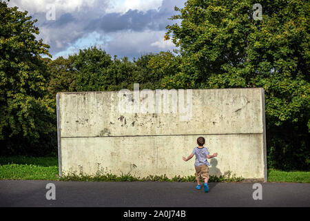 Garçon jouant au parc avec aucun équipement Activité,photos, photos d'automne, les garçons photos, photos, photos d'enfants joyeux, de l'enfance, Photos Enfants seulement Banque D'Images