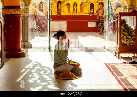 Une femme priant Au Pagode Kakku Site religieux, Taunggyi, Shan State, Myanmar. Banque D'Images