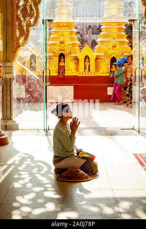 Une femme priant Au Pagode Kakku Site religieux, Taunggyi, Shan State, Myanmar. Banque D'Images