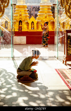 Une femme priant Au Pagode Kakku Site religieux, Taunggyi, Shan State, Myanmar. Banque D'Images