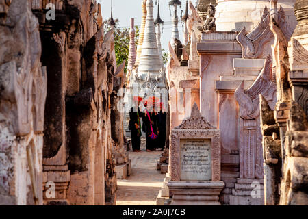 Un groupe de jeunes femmes de l'Ethnie Pa'o signe le Festival de la Pagode Kakku Taunggyi, Shan State, Myanmar. Banque D'Images