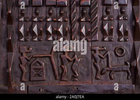 Détail de la fenêtre du grenier Dogons du Mali sculpté à la main, l'Afrique. Banque D'Images