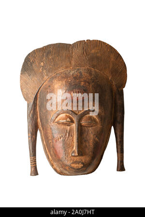 Baule masque féminin de Côte d'Ivoire, d'Afrique, sculpté en bois isolé sur blanc. Banque D'Images