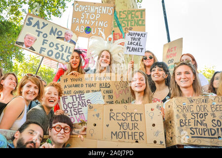 Westminster, London, UK, 20 Sep 2019. Tout un groupe se sont rendus à Londres avec leurs pancartes. Des dizaines de milliers d'enfants, jeunes et adultes protester pour l'action climatique et contre les causes du changement climatique dans la capitale britannique. Bon nombre d'autres manifestations ont lieu dans les villes à travers le monde en une journée mondiale de l'action pour le climat dans un événement déclenché par le militant jeune Greta Thunberg qui participe à la grève du climat mondial à New York. Credit : Imageplotter/Alamy Live News Banque D'Images