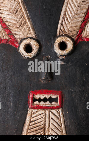 Détail d'un masque féminin à partir de la Baule, France/Afrique, sculpté en bois avec patine pigment/kaolin ; petites fentes, les éraflures et les fissures témoignent de son âge/u Banque D'Images