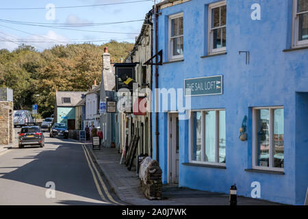 SOLVA, PEMBROKESHIRE/UK - Septembre 13 : Vue sur la rue principale à Pembrokeshire de Solva le 13 septembre 2019. Des personnes non identifiées Banque D'Images