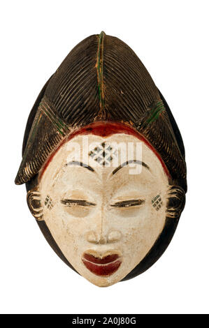 Le Punu masque féminin du Cameroun, Afrique, sculpté en bois isolé sur blanc. Banque D'Images