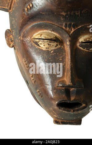 Détail de Baule africaine de masque Côte d'Ivoire, d'Afrique, sculpté en bois isolé sur blanc. Banque D'Images