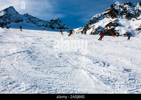 L'Autriche, Stubai - 1 novembre, 2011 : circonscription Skieurs sur les pentes du Stubaier Gletscher, Alpes station de ski en Autriche. Banque D'Images