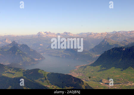 Suisse : vue panoramique à partir de Pilatus Sommet sur les alpes à l'Finsterahorn et glaciers Banque D'Images