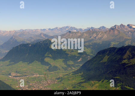 Suisse : vue panoramique à partir de Pilatus Sommet sur les alpes à l'Finsterahorn et glaciers Banque D'Images