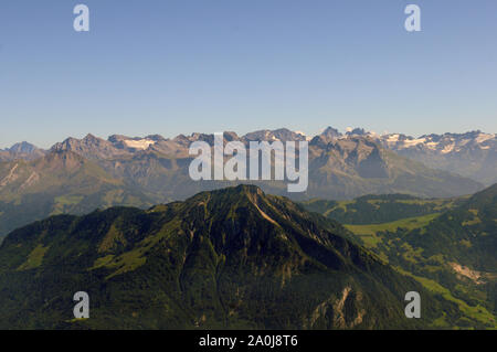 Suisse : vue panoramique à partir de Pilatus Sommet sur les alpes à l'Finsterahorn et glaciers Banque D'Images