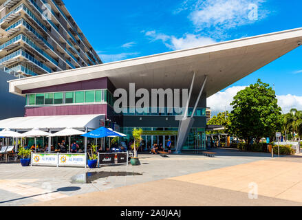 CAIRNS, AUSTRALIE - 11 NOVEMBRE 2018 : vue sur le bâtiment dans le centre-ville. L'espace de copie pour le texte Banque D'Images