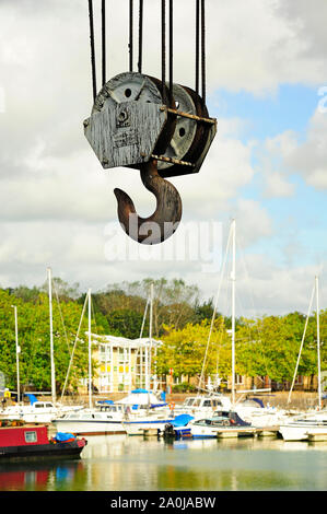 Le crochet,pully et de suspension des câbles du bateau grue sur le côté de la marina avec dock Preston dans l'arrière-plan Banque D'Images