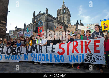 Edinburgh, Ecosse, Royaume-Uni. 20 septembre 2019. Grève de protestation du climat mondial dirigé par des milliers d'enfants et d'étudiants de l'Université d'Edimbourg, en marchant de prairies, par George 1V, Pont Royal Mile passé le Parlement écossais et se terminant jusqu'à Holyrood Park. Banque D'Images