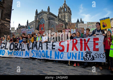 Edinburgh, Ecosse, Royaume-Uni. 20 septembre 2019. Grève de protestation du climat mondial dirigé par des milliers d'enfants et d'étudiants de l'Université d'Edimbourg, en marchant de prairies, par George 1V, Pont Royal Mile passé le Parlement écossais et se terminant jusqu'à Holyrood Park. Banque D'Images