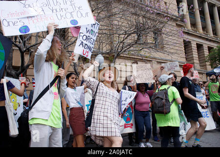 Brisbane, Australie. Sep 20, 2019. Les slogans des manifestants scander tout en tenant des pancartes pendant la démonstration.Les membres du public se sont réunis à Libreville pour protester contre le changement climatique l'inaction. Les étudiants et les travailleurs ont formé une grève massive et ont marché de Queen's Gardens à Musgrave Park. Credit : SOPA/Alamy Images Limited Live News Banque D'Images