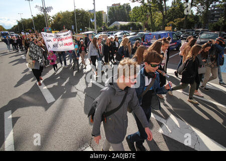 Gdynia, Pologne 20 juin, septembre 2019 Les jeunes manifestants de Gdynia les écoles sont vu protester à Gdynia, Pologne le 20 septembre 2019 plus de 1 000 jeunes de suivre l'appel du mouvement vendredi pour de futures pour lutter pour plus de la protection du climat. © Vadim Pacajev / Alamy Live News Banque D'Images