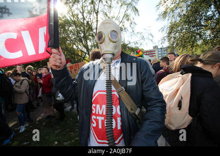 Gdynia, Pologne 20 juin, septembre 2019 Les jeunes manifestants de Gdynia les écoles sont vu protester à Gdynia, Pologne le 20 septembre 2019 plus de 1 000 jeunes de suivre l'appel du mouvement vendredi pour de futures pour lutter pour plus de la protection du climat. © Vadim Pacajev / Alamy Live News Banque D'Images