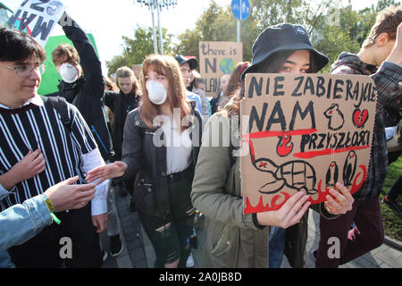 Gdynia, Pologne 20 juin, septembre 2019 Les jeunes manifestants de Gdynia les écoles sont vu protester à Gdynia, Pologne le 20 septembre 2019 plus de 1 000 jeunes de suivre l'appel du mouvement vendredi pour de futures pour lutter pour plus de la protection du climat. © Vadim Pacajev / Alamy Live News Banque D'Images